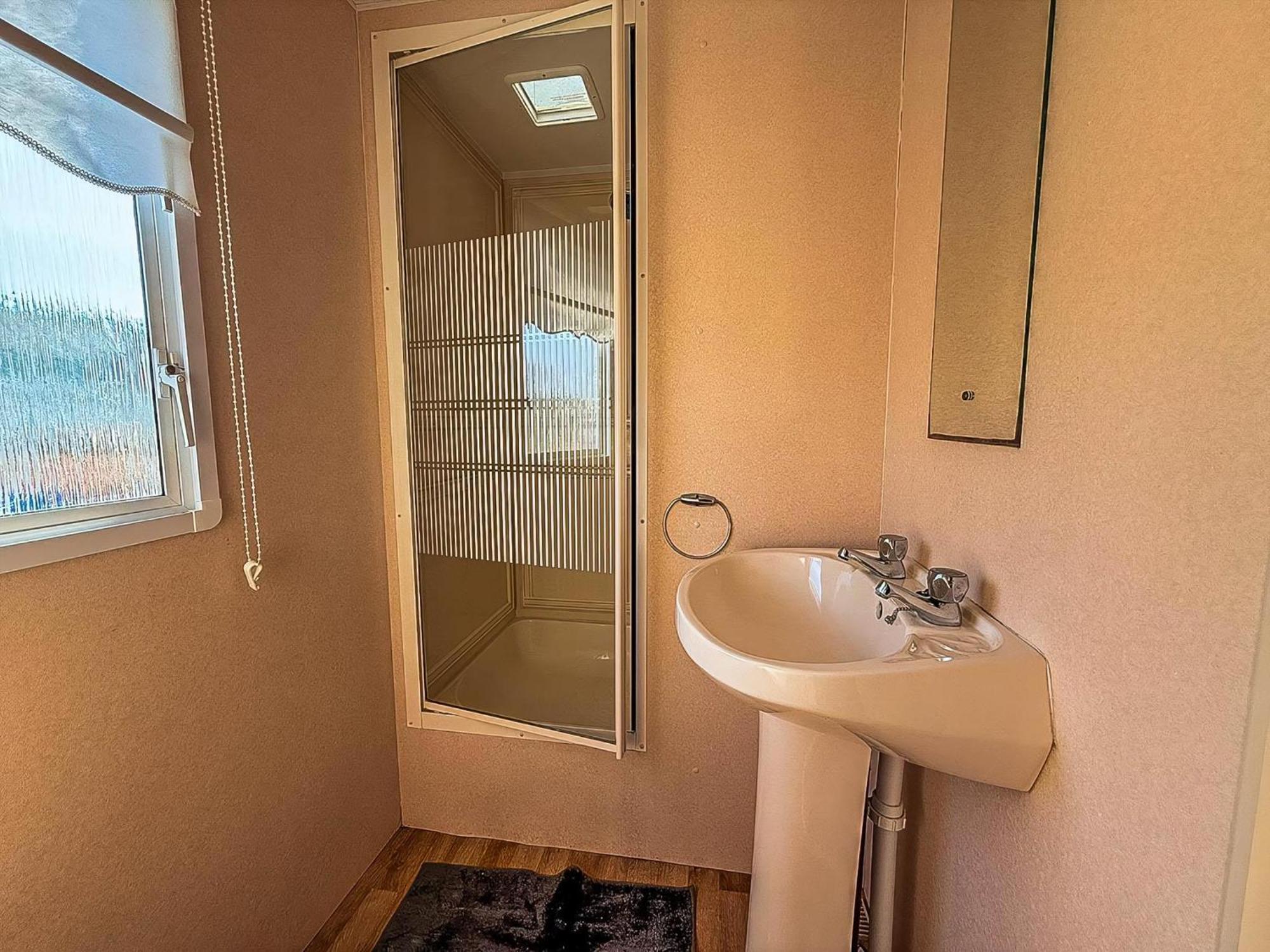 Lovely 8 Berth Caravan In With Free Wi-fi, Ref 96023d