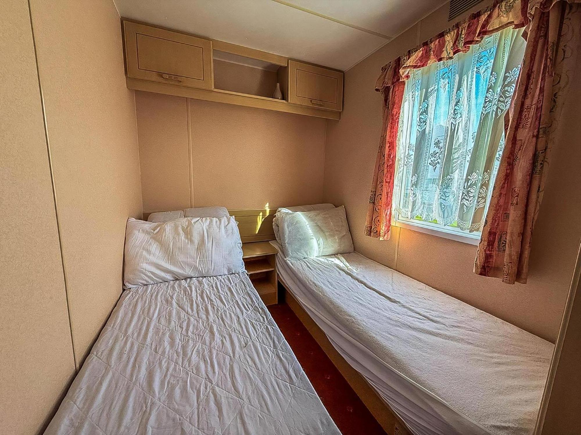 Lovely 8 Berth Caravan In With Free Wi-fi, Ref 96023d Campsite