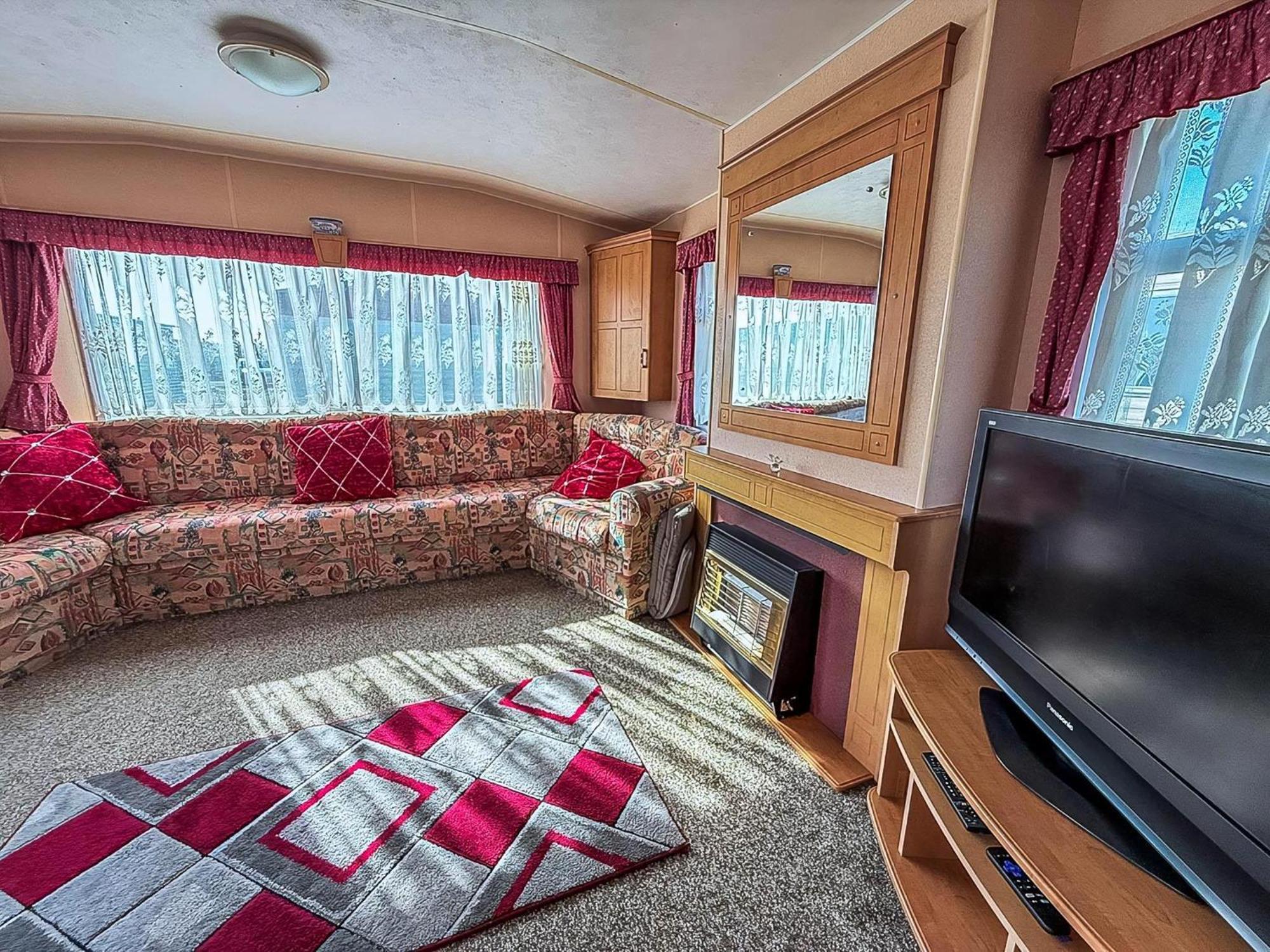 Lovely 8 Berth Caravan In With Free Wi-fi, Ref 96023d Campsite *